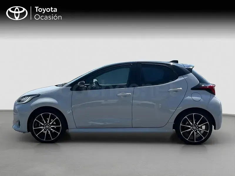 Usado Toyota Yaris Hybrid Sport 116 CV (85 kW) 2022 Gris / plata Berlina
