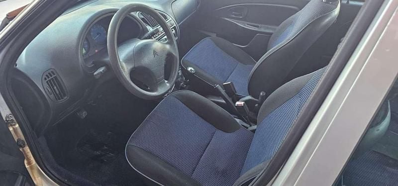 Usado Citroën Saxo Furio 60 CV (44 kW) 2002 Gris Utilitario