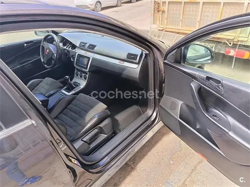 Usado VW Passat Highline 140 CV (102 kW) 2006 Marrón Familiar