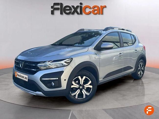 Usado Dacia Sandero Comfort 91 CV (66 kW) 2022 Gris / plata Utilitario