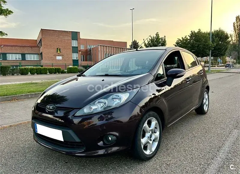 Usado Ford Fiesta Ambiente 68 CV (50 kW) 2010 Granate Berlina