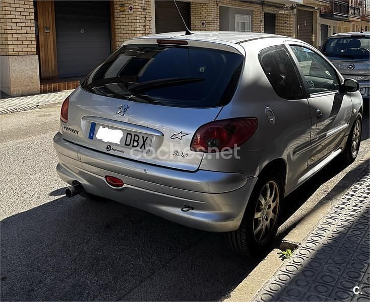 Usado Peugeot 206 Quiksilver 90 CV (66 kW) 2004 Gris / plata Berlina