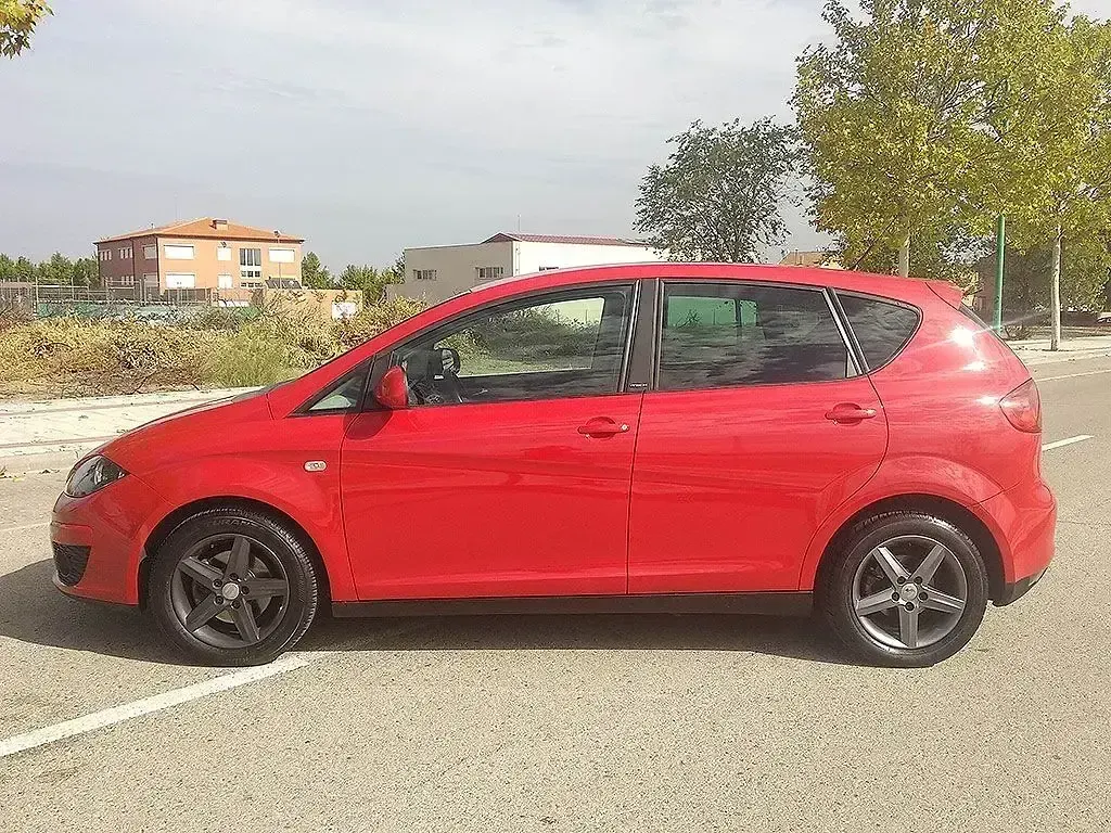 Usado Seat Altea I-Tech 105 CV (77 kW) 2014 Rojo Monovolumen