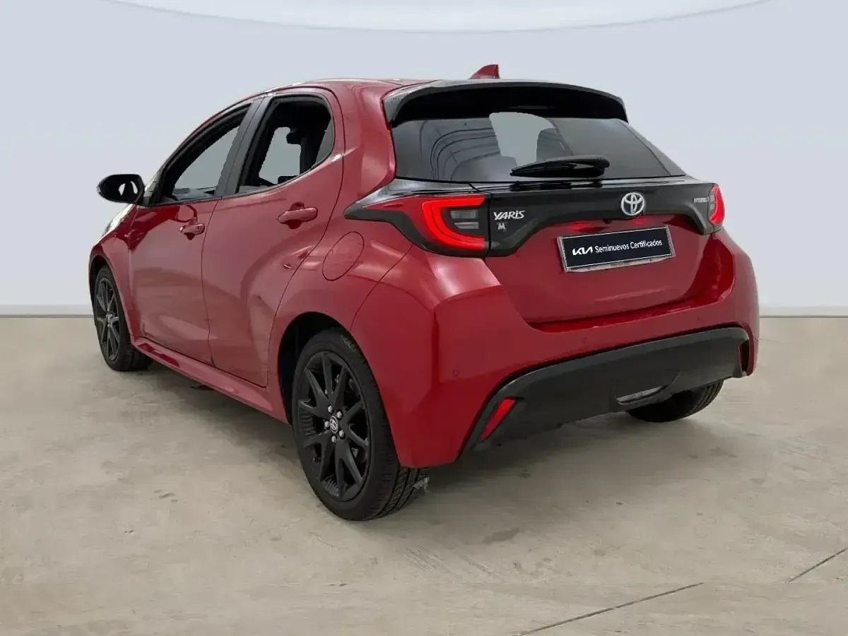 Usado Toyota Yaris Plus 116 CV (85 kW) 2023 Negro Utilitario