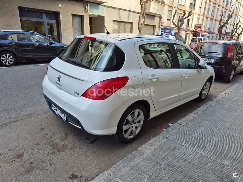 Usado Peugeot 308 Active 92 CV (67 kW) 2013 Blanco Berlina