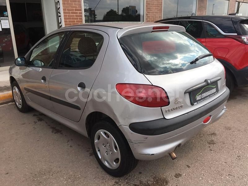 Usado Peugeot 206 70 CV (51 kW) 2001 Gris / plata Berlina