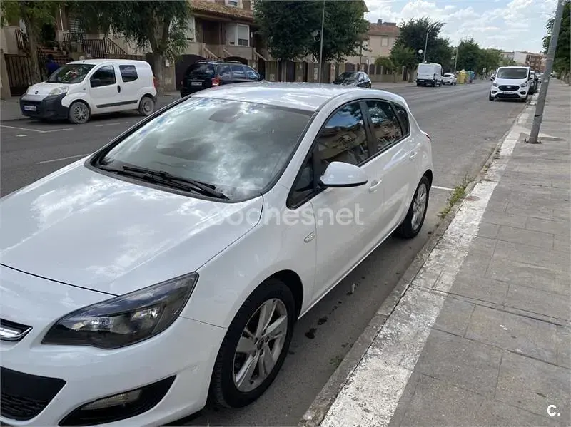Usado Opel Astra Selective 165 CV (121 kW) 2015 Blanco Berlina