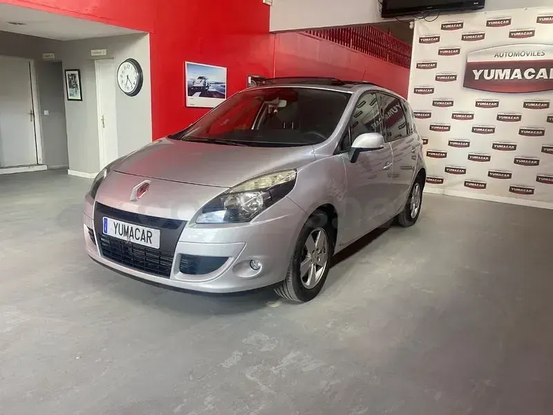 Usado Renault Scénic Dynamique 130 CV (95 kW) 2011 Gris / plata Monovolumen