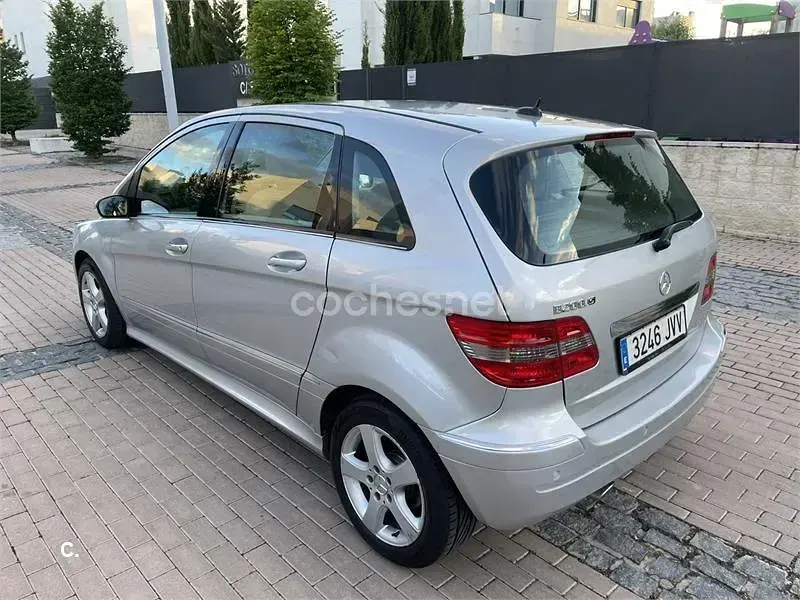 Usado Mercedes B200 136 CV (100 kW) 2006 Gris / plata Monovolumen