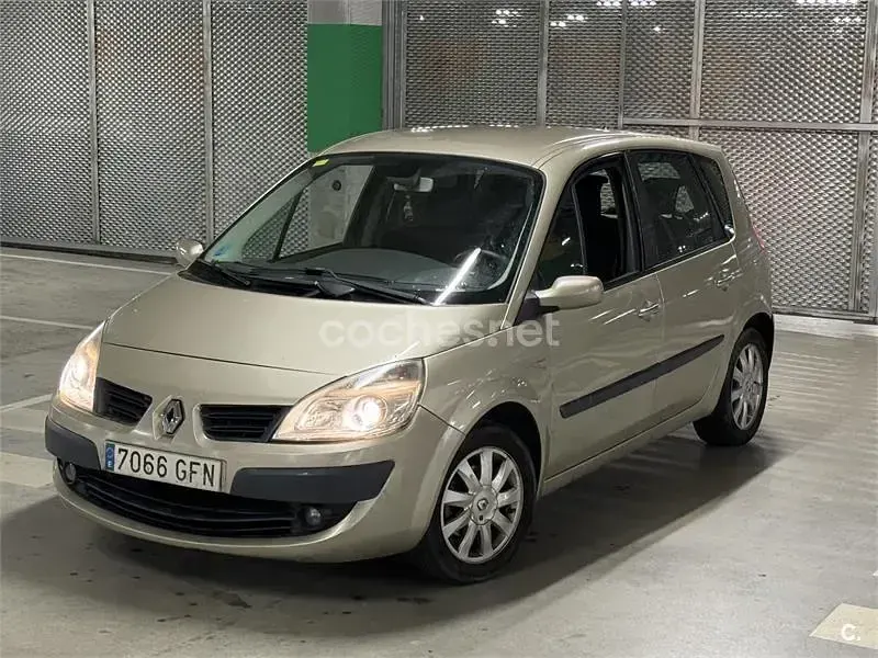 Usado Renault Scénic II 110 CV (80 kW) 2008 Beige Monovolumen