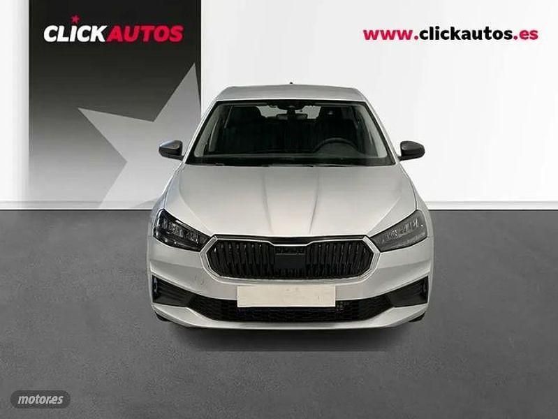 Usado Skoda Fabia Essence 95 CV (69 kW) 2025 Plateado Berlina