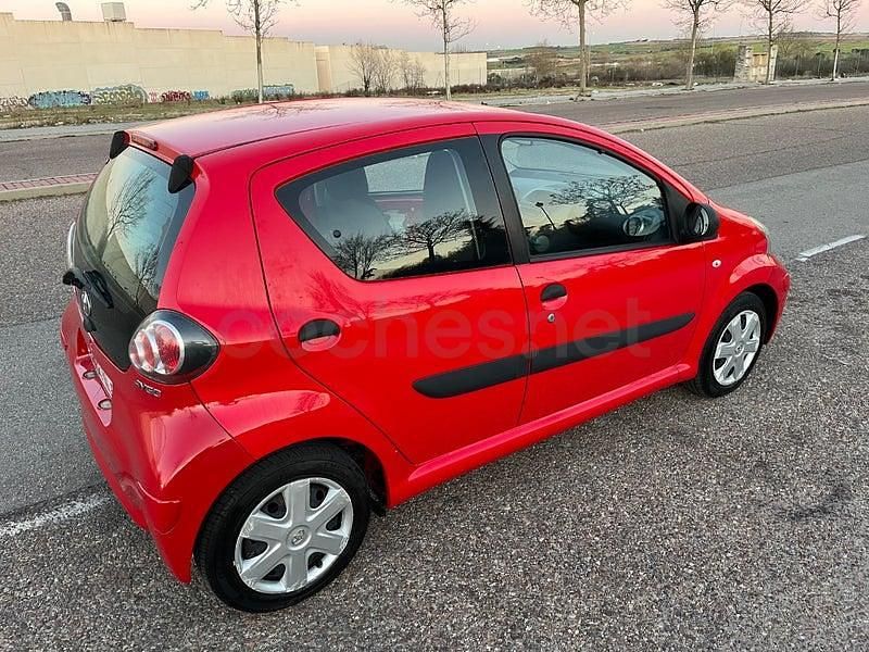 Usado Toyota Aygo Live 68 CV (50 kW) 2010 Rojo Utilitario