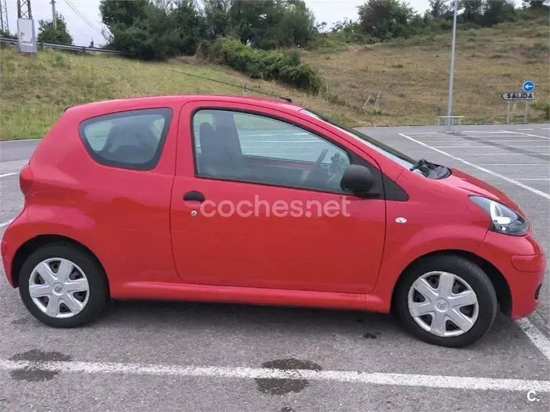 Usado Toyota Aygo Live 68 CV (50 kW) 2009 Rojo Utilitario