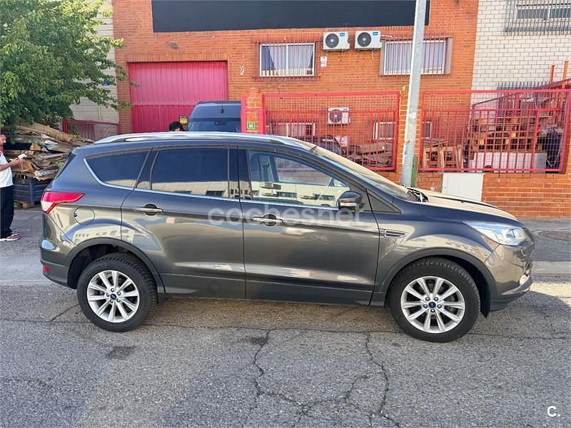Usado Ford Kuga Titanium 150 CV (110 kW) 2016 Gris / plata SUV