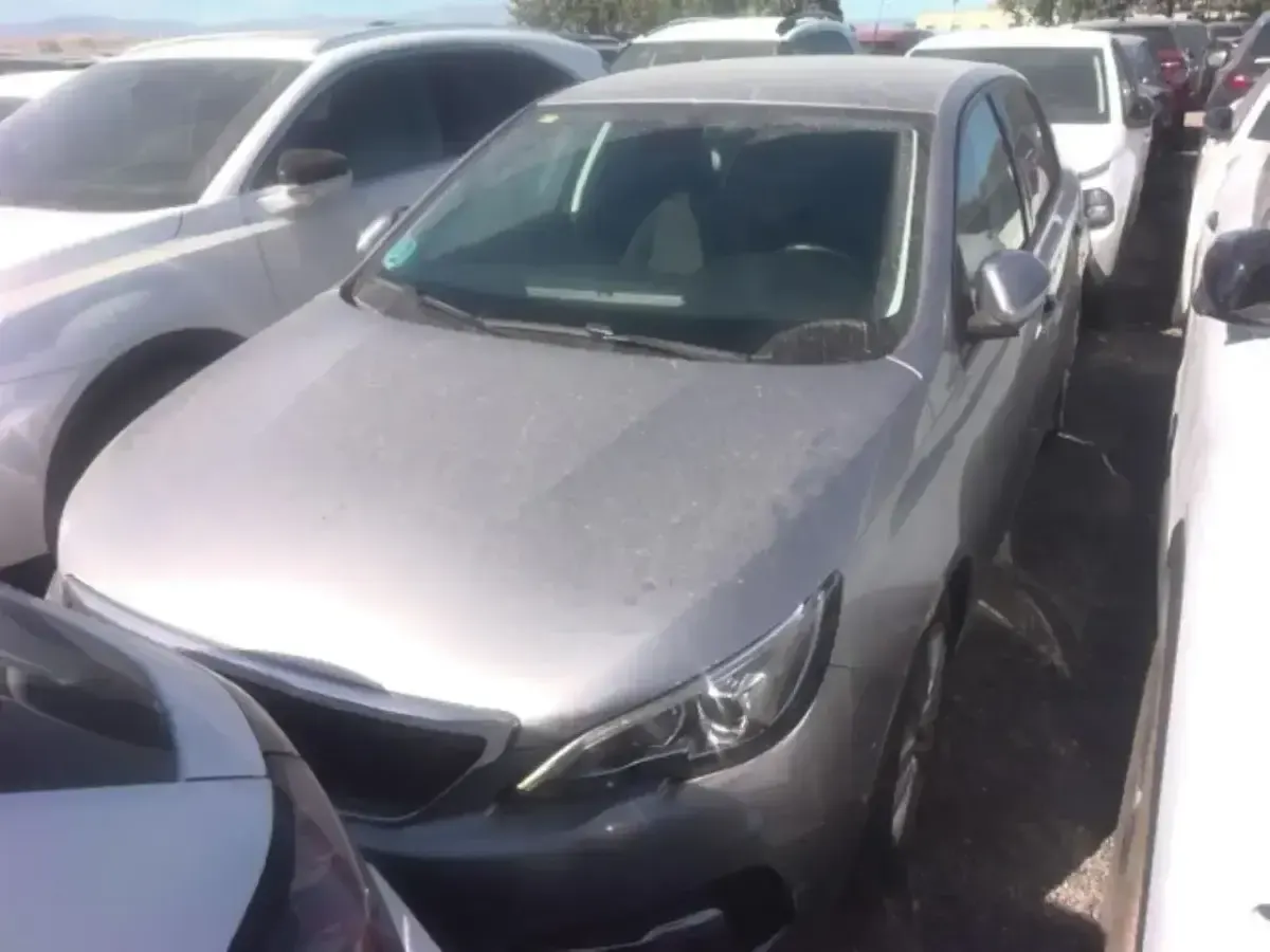 Usado Peugeot 308 Active 100 CV (73 kW) 2020 Gris Berlina