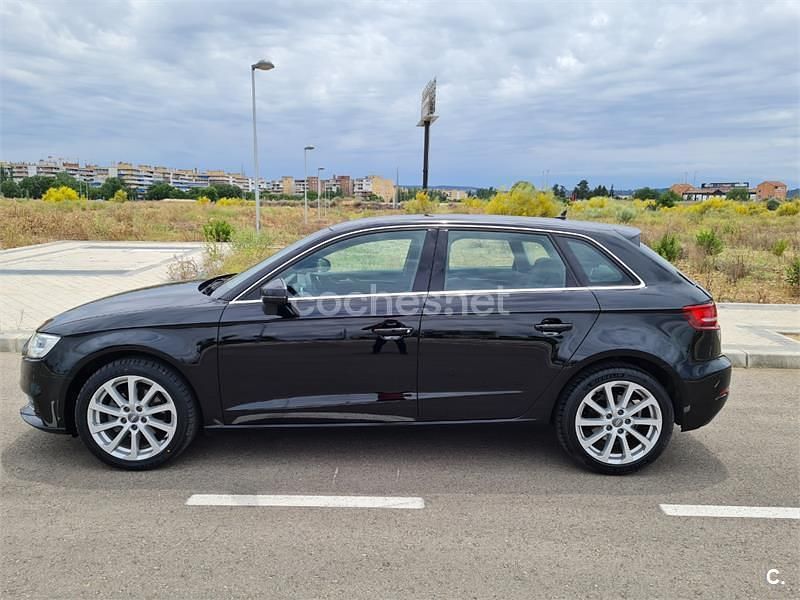 Usado Audi A3 Attraction 110 CV (80 kW) 2017 Negro Berlina