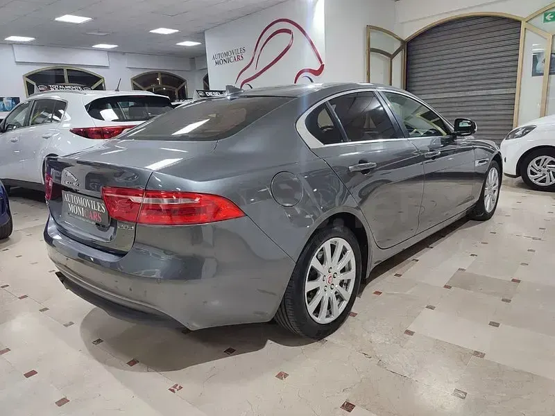 Usado Jaguar XE Pure 180 CV (132 kW) 2016 Gris / plata Berlina