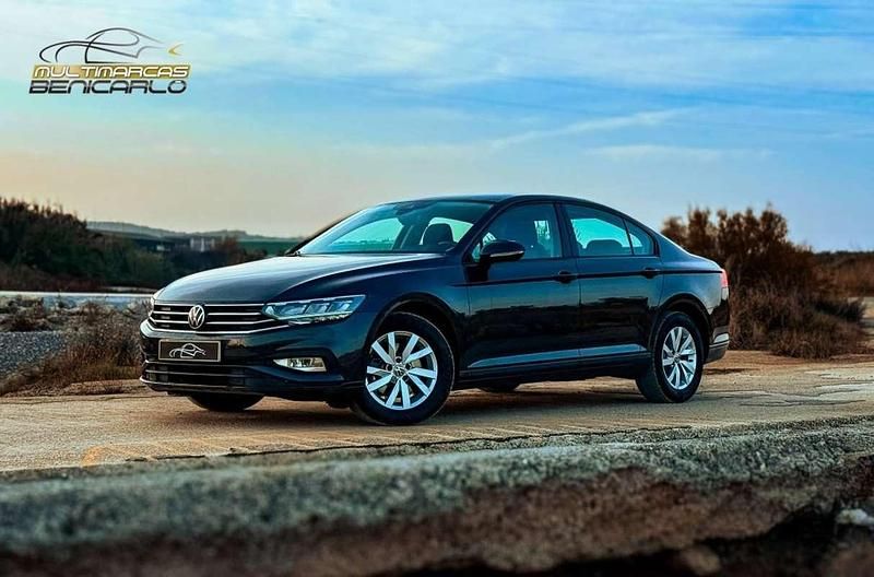 Gris Usado 2021 VW Passat Berlina | 15.900 € (Precio justo) - Imagen 1/4