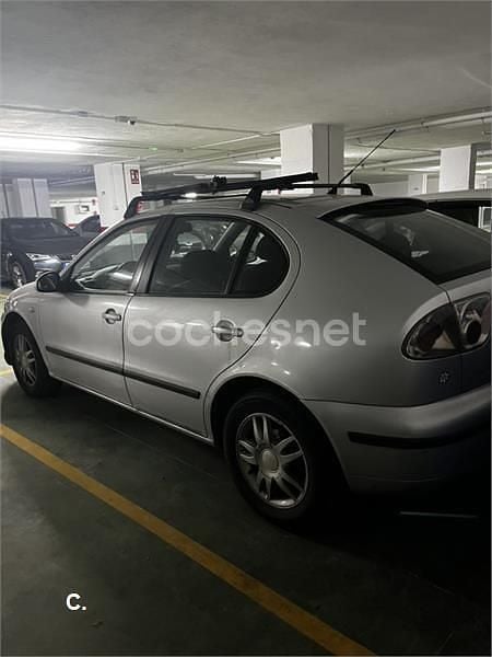 Usado Seat Leon 90 CV (66 kW) 2003 Gris / plata Utilitario