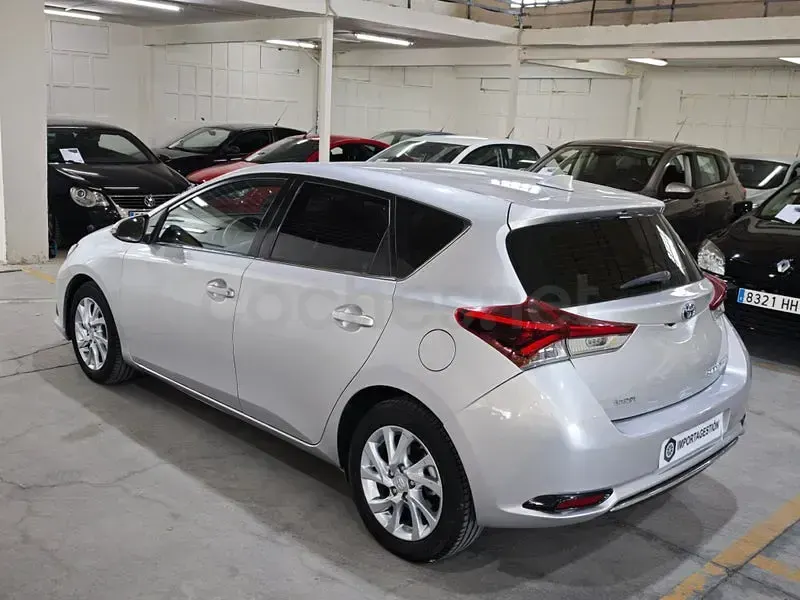 Usado Toyota Auris Hybrid Active 136 CV (100 kW) 2016 Gris / plata Berlina