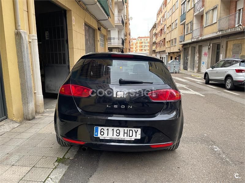 Usado Seat Leon Reference 105 CV (77 kW) 2011 Negro Utilitario