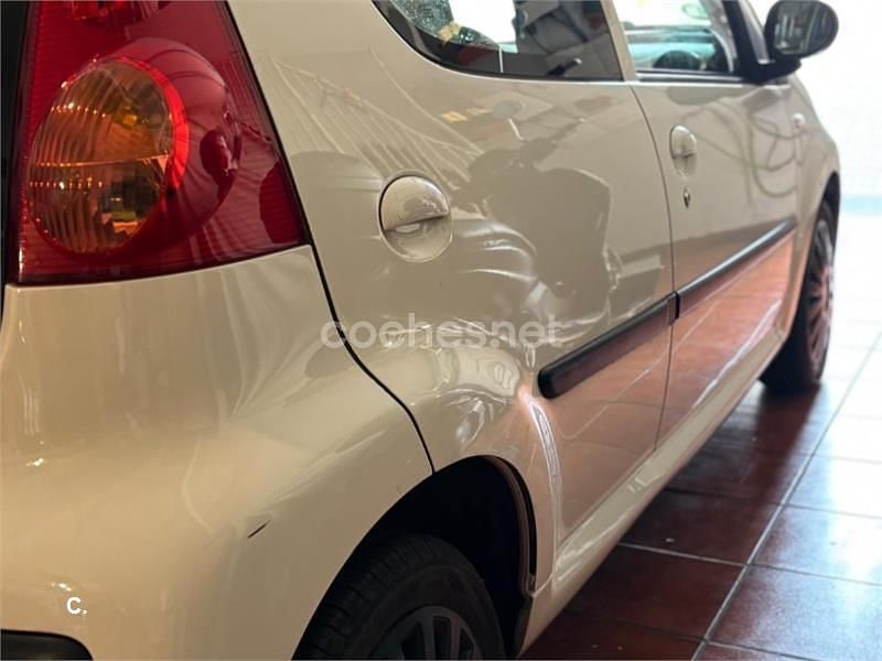 Usado Peugeot 107 68 CV (50 kW) 2010 Blanco Utilitario