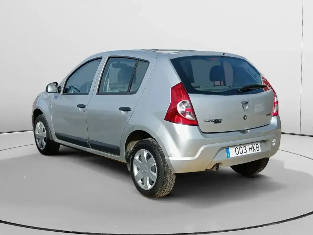 Usado Dacia Sandero 75 CV (55 kW) 2012 Gris Berlina