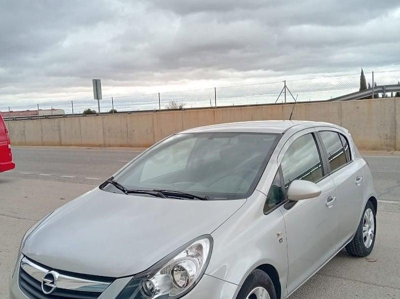 Usado Opel Corsa Essentia 75 CV (55 kW) 2010 Gris / plata Utilitario