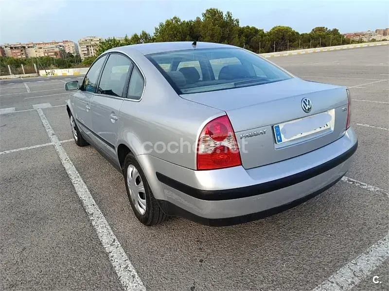 Usado VW Passat Comfortline 130 CV (95 kW) 2001 Gris / plata Berlina