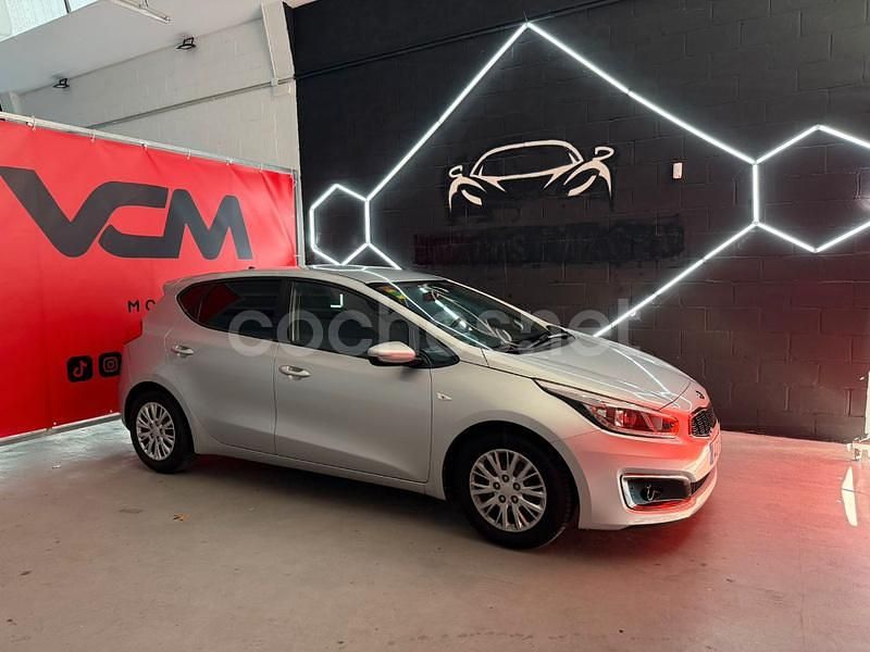 Gris / plata Usado 2015 Kia Ceed Utilitario | 7490 € (Precio justo) - Imagen 1/4