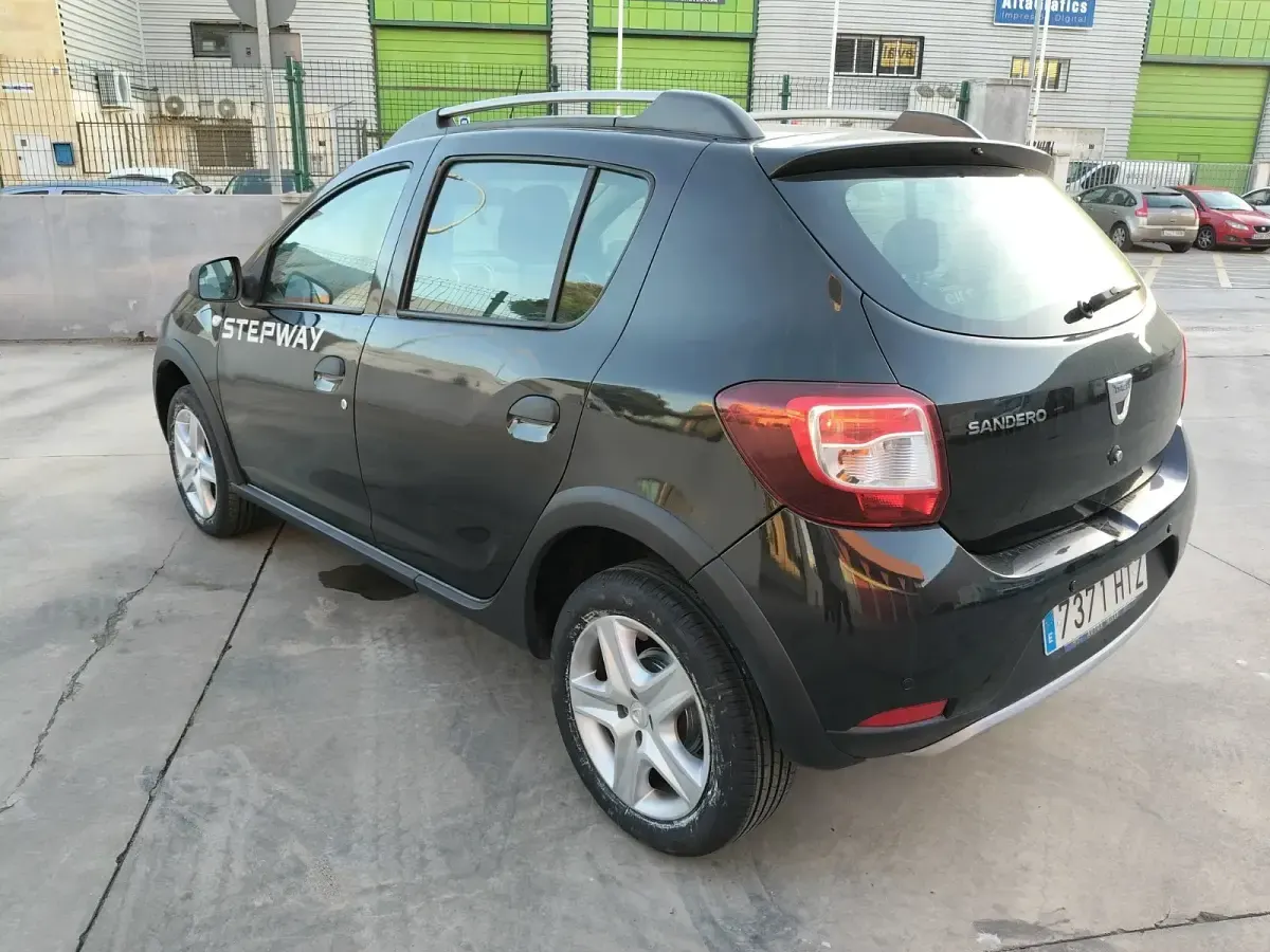 Usado Dacia Sandero Stepway 89 CV (65 kW) 2014 Negro