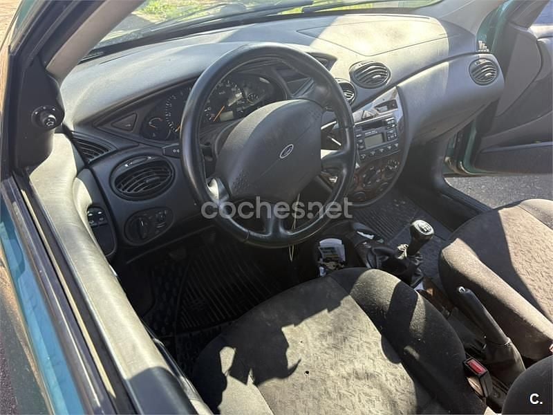 Usado Ford Focus Ghia 100 CV (73 kW) 1999 Verde Berlina