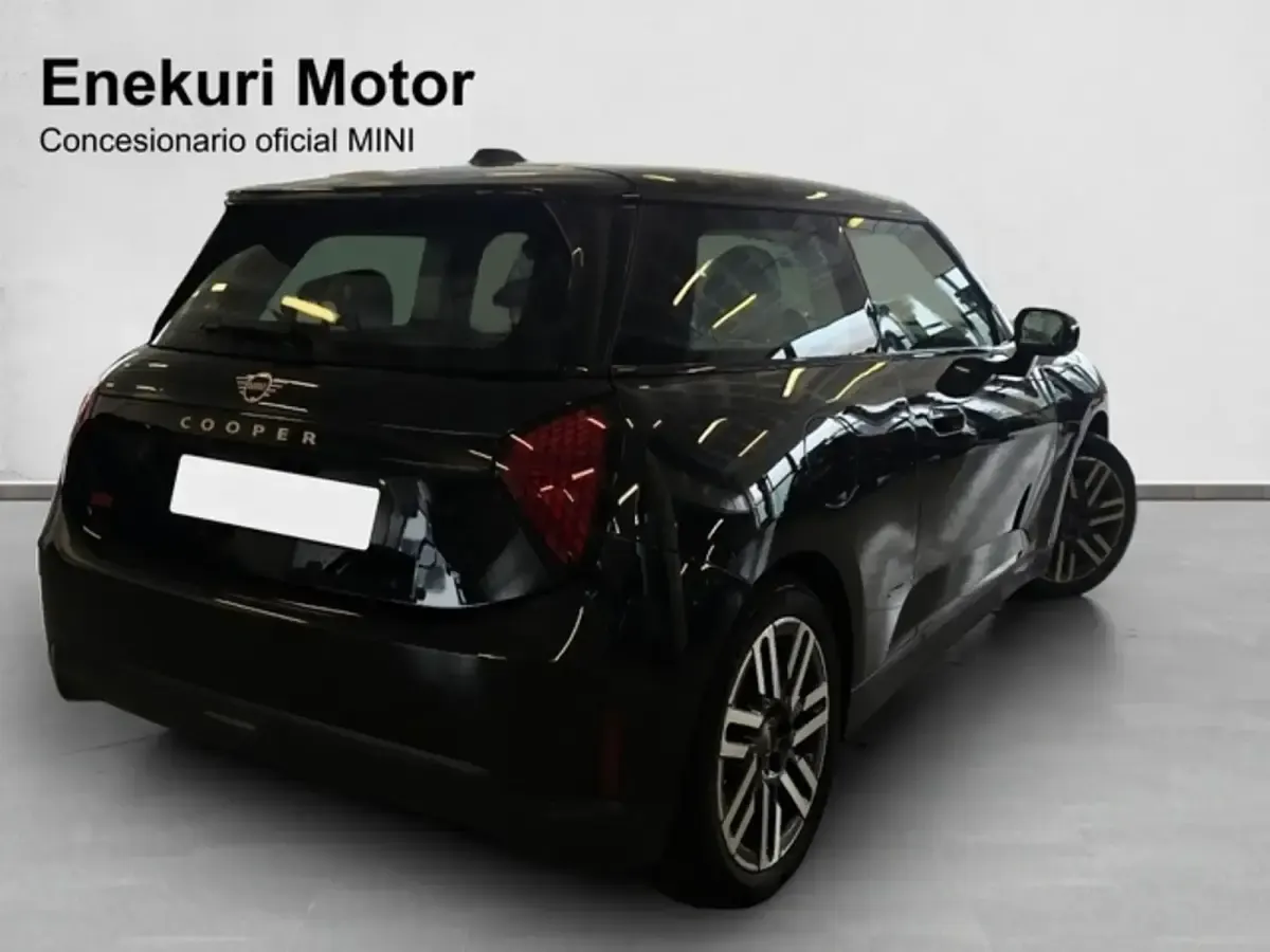 Usado Mini Cooper Essential 135 kW (184 CV) 2024 Negro Utilitario
