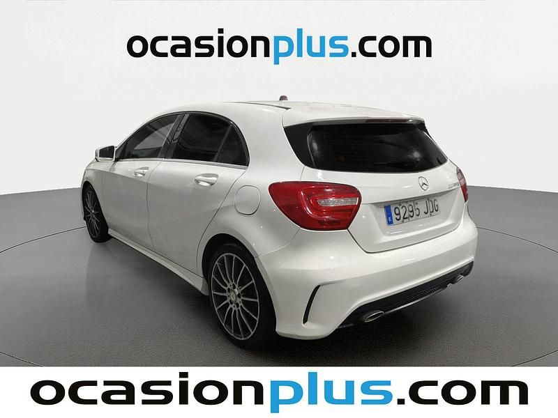 Usado Mercedes A180 AMG line 109 CV (80 kW) 2015 Blanco Utilitario
