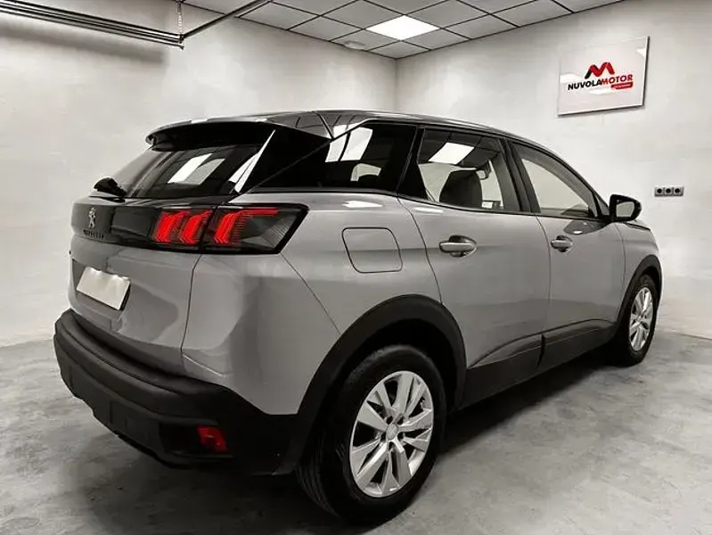 Usado Peugeot 3008 Active 130 CV (95 kW) 2021 Gris / plata SUV