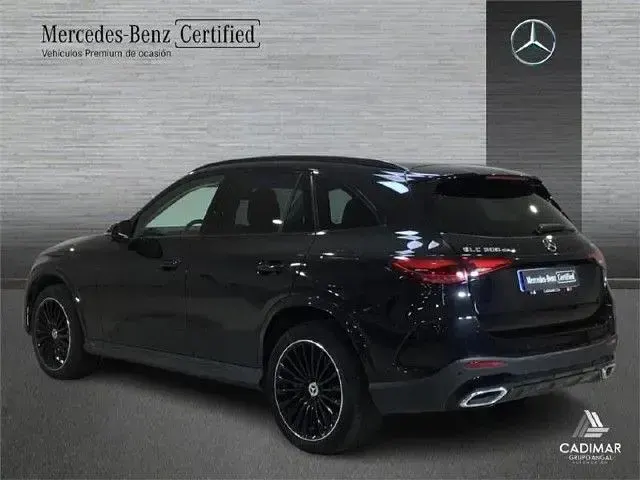Usado Mercedes GLC300e AMG line 333 CV (244 kW) 2023 Negro obsidiana SUV