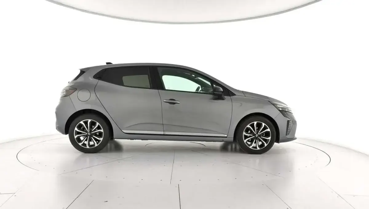 Usado Renault Clio Techno 99 CV (72 kW) 2025 Gris Utilitario