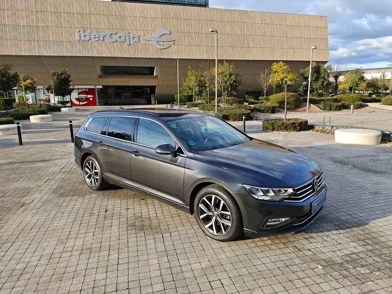 Usado VW Passat Executive 150 CV (110 kW) 2022 Gris / plata Familiar