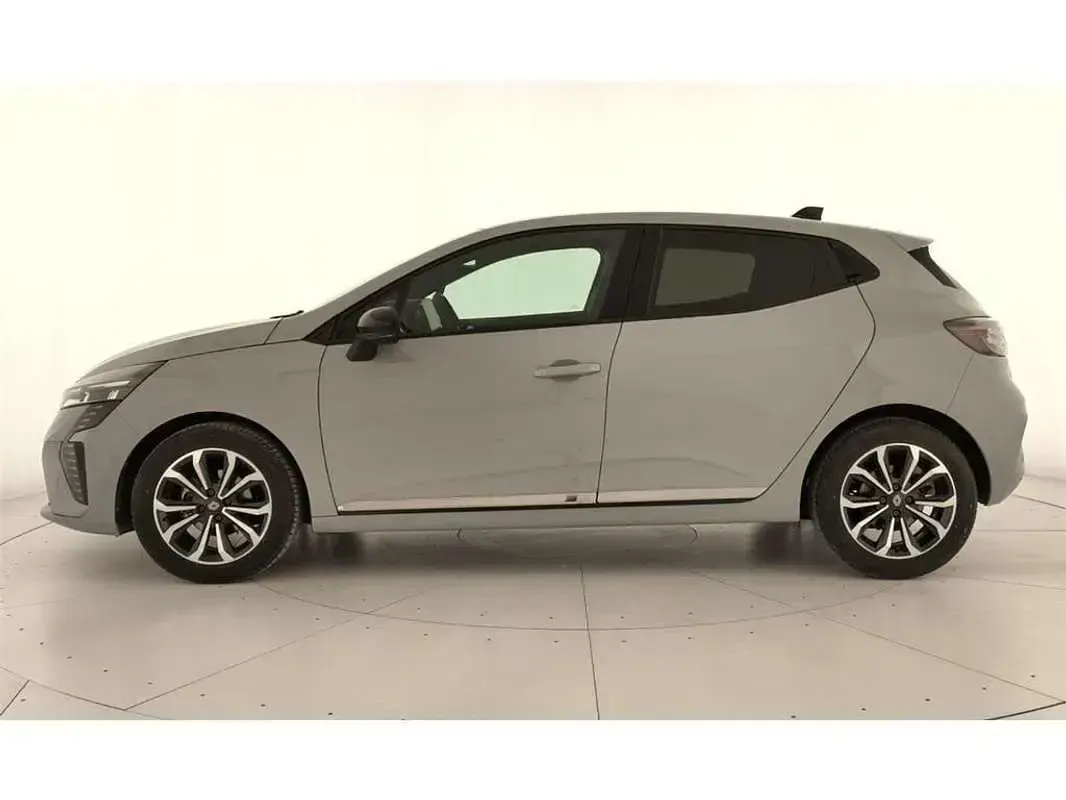 Usado Renault Clio Techno 101 CV (74 kW) 2025 Gris Utilitario
