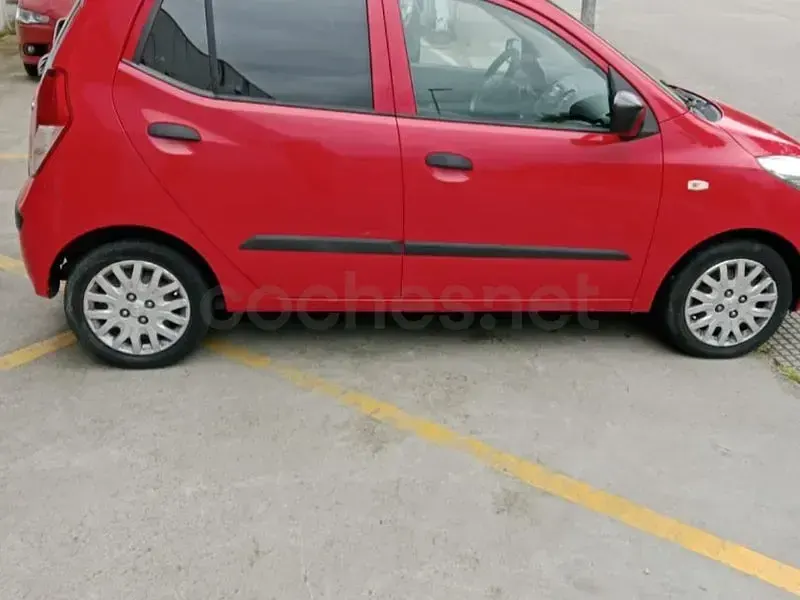 Usado Hyundai i10 Comfort 66 CV (48 kW) 2009 Rojo Utilitario