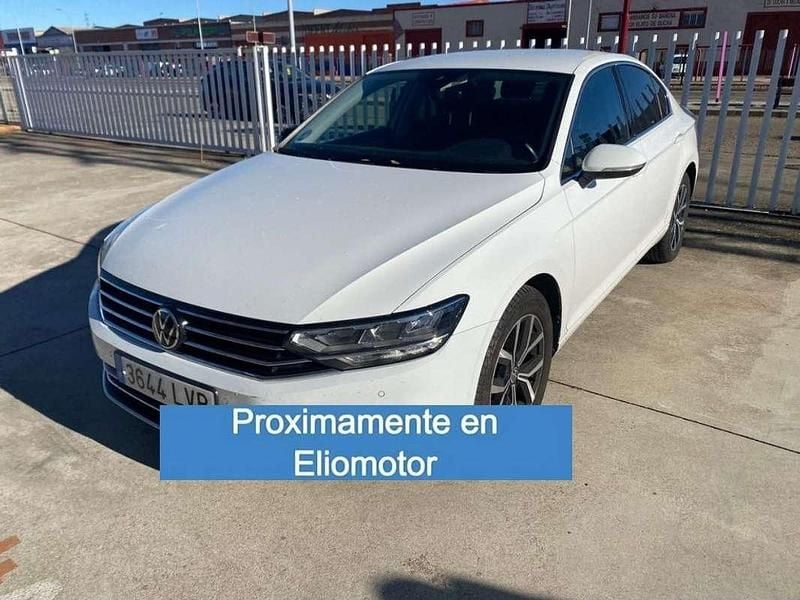 Blanco Usado 2021 VW Passat Executive Berlina | 18.900 € (Buen precio) - Imagen 1/4
