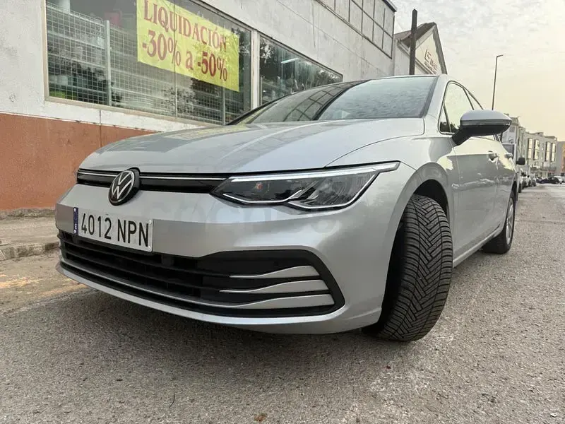 Usado VW Golf VIII Life 110 CV (80 kW) 2023 Gris / plata Berlina