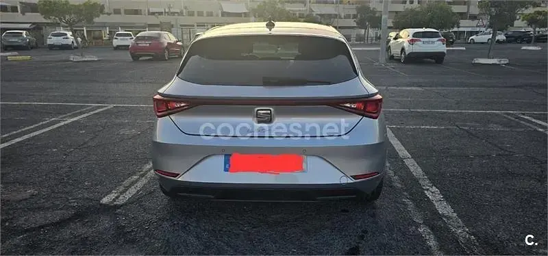 Usado Seat Leon Style 110 CV (80 kW) 2021 Gris / plata Berlina