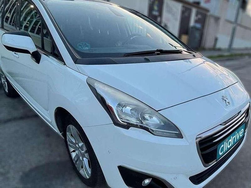 Usado Peugeot 5008 Allure 120 CV (88 kW) 2015 Blanco Monovolumen