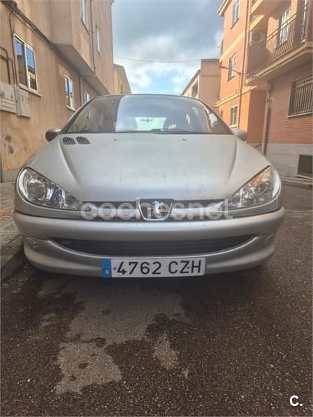 Usado Peugeot 206 90 CV (66 kW) 2004 Gris / plata Berlina
