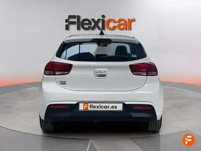 Usado Kia Rio 100 CV (73 kW) 2023 Blanco Berlina