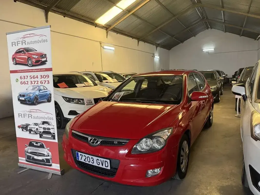 Usado Hyundai i30 Comfort 90 CV (66 kW) 2010 Rojo Familiar
