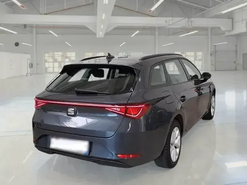 Usado Seat Leon Reference 90 CV (66 kW) 2023 Gris Familiar
