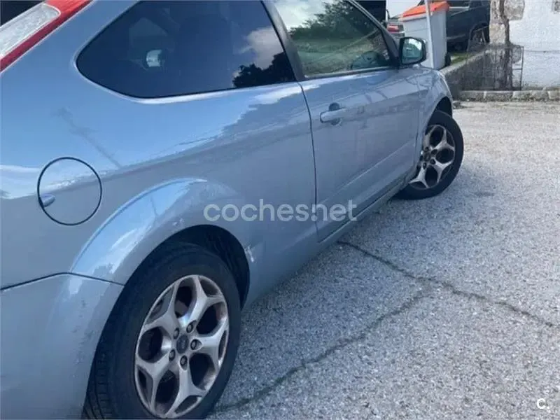 Usado Ford Focus Trend 100 CV (73 kW) 2008 Gris / plata Berlina