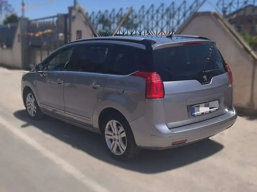 Usado Peugeot 5008 Allure 120 CV (88 kW) 2014 Gris Monovolumen